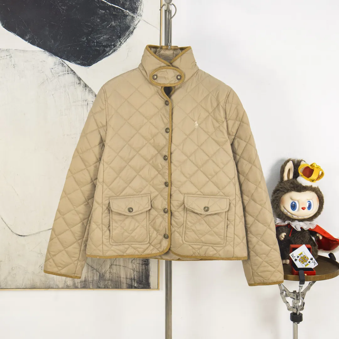 P390 zp version [Exclusive supply] Ralph Lauren/Ralph Lauren 2025aw autumn and winter popular items diamond-shaped quilted embroidered corduroy strips imitation feather jacket jacket Correct three-pocket version Slight waist design Free matching neckline ✅ Facial filling imitation feather cotton Three-in-one diamond-shaped quilted embroidery Soft and comfortable ✅ Customized double-circle brand hardware buckle back waist freely adjustable elastic design ✅ RL three-color diamond plaid cotton jacket 100% restoration Corduroy strips running through the whole body, no knots and overlaps, artificial curling, fine workmanship, highly recommended, a rare cotton jacket that does not look bloated, can be worn as an inner layer in the north, can be worn with multiple necklines, elastic waistline on the back, freely adjustable waistline, matte memory technology on the face, giving a cotton feel, not to be missed, highly recommended, color: black, white, gray green, khaki, navy blue, size: S M L XL, number: WW10950